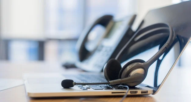 El proyecto también propone requisitos vinculados con la identificación de los operadores, ya que obliga a los prestadores a indicar el nombre y apellido de la persona que toma el llamado.