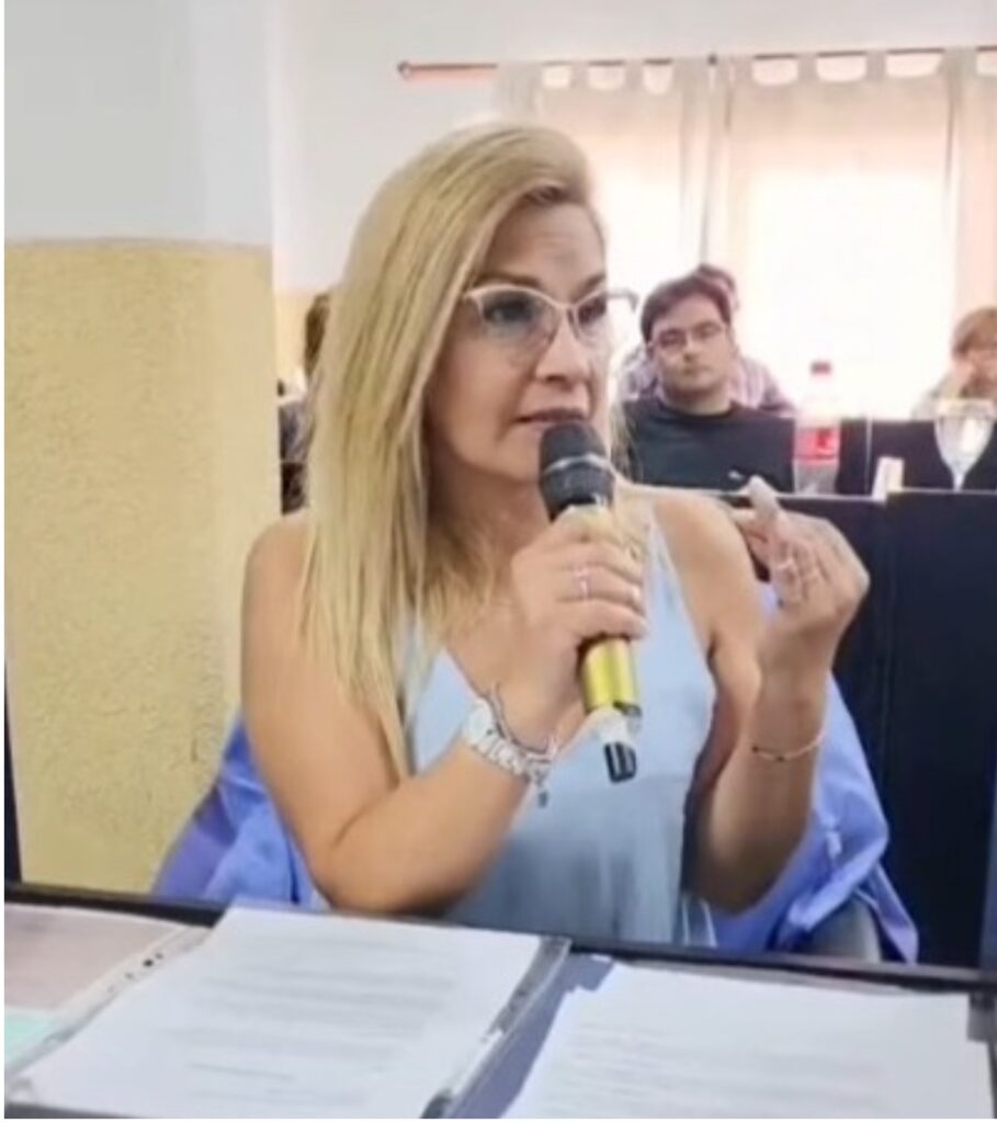La autora del proyecto, Mónica Ramos. De fondo, el concejal de José C. Paz, Fabricio Cheiro, que abrió un vivo para "molestar" a la oficialista.