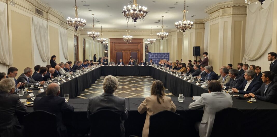 En el marco de la Bolsa de Comercio de Rosario, el equipo del ministro de Economía, Luis Caputo, ratificó al campo el regreso de las retenciones, a mediados de julio.