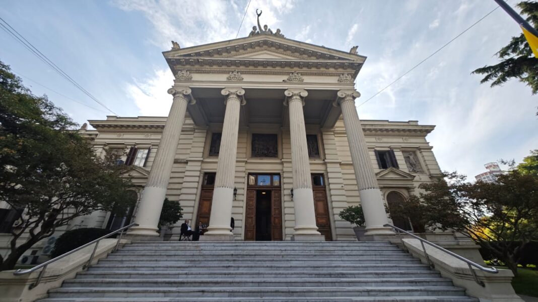 La Junta Electoral convocó para el próximo lunes a los jefes de bloque y a las autoridades de las cámaras legislativas para tratar una ampliación de los plazos de presentación de candidatos.