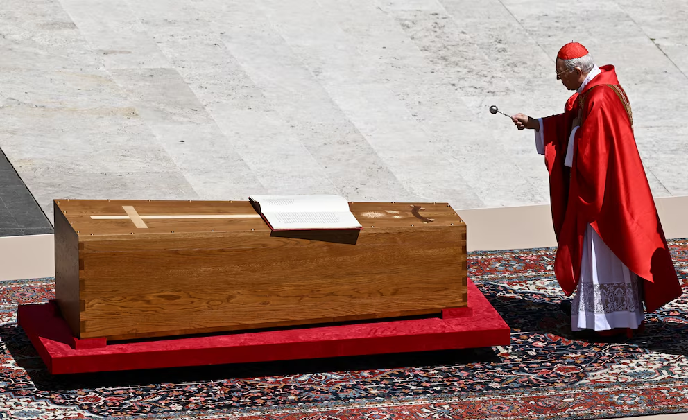 Tras un multitudinario funeral, el papa Francisco ya se encuentra descansado en la Basílica de Santa María la Mayor.
