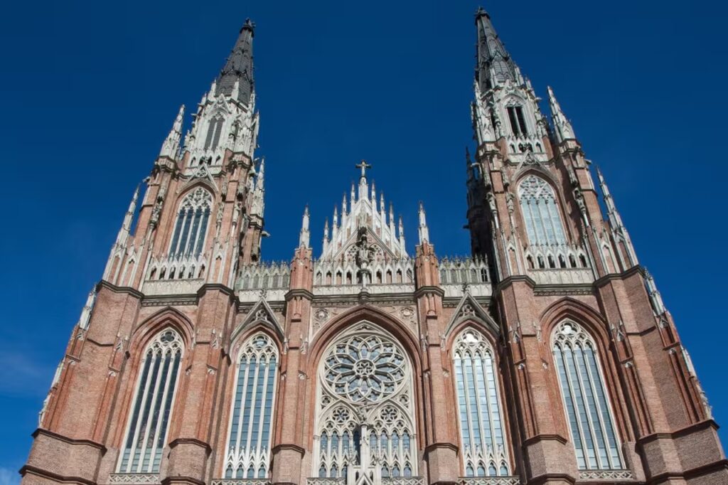 La Catedral de La Plata despedirá este domingo al papa Francisco con una misa presidida por Gustavo Carrara. Repasa todos los detalles de la ceremonia. 