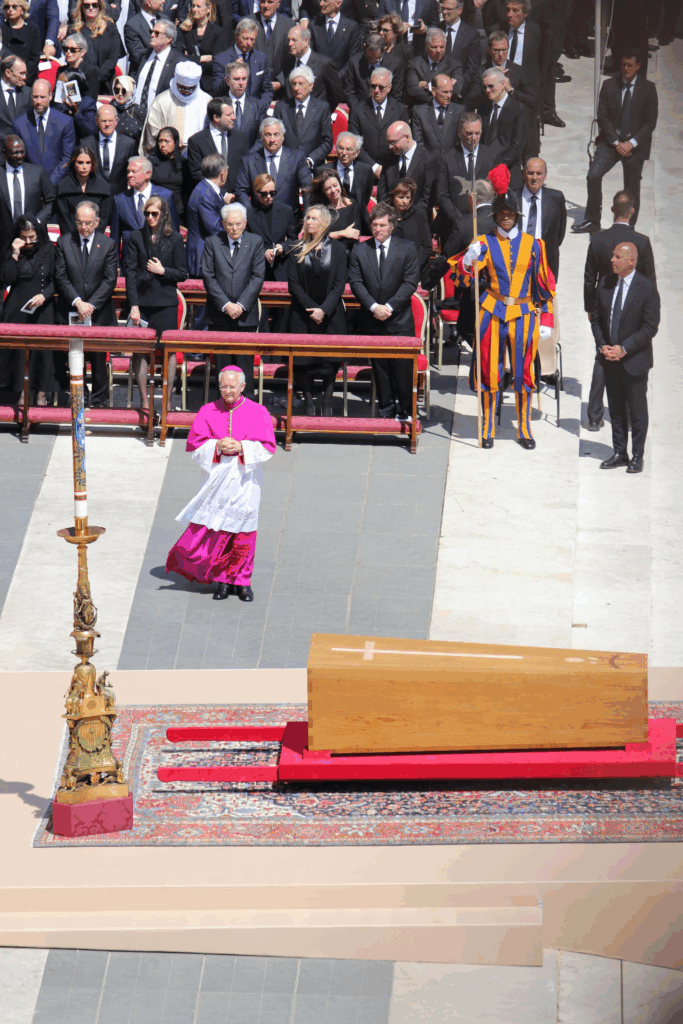 El presidente argentino, Javier Milei, en la primera fila despidiendo al papa Francisco.