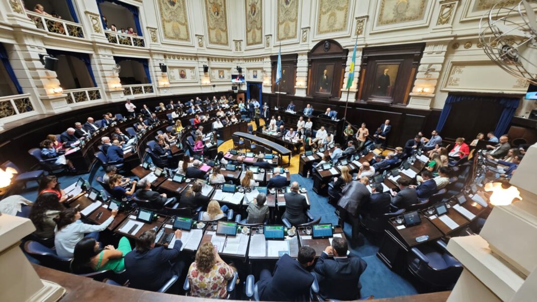 La Cámara de Diputados bonaerense este jueves le dio media sanción al proyecto para declarar la emergencia en Bahía Blanca debido al temporal del 7 de marzo.