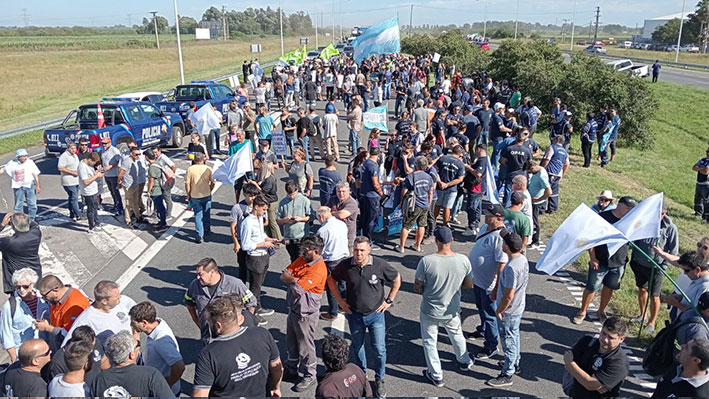 En febrero pasado, Acindar, que cuenta con un plantel de 980 trabajadores, suspendió a un tercio de su personal, es decir, a unos 330 empleados.