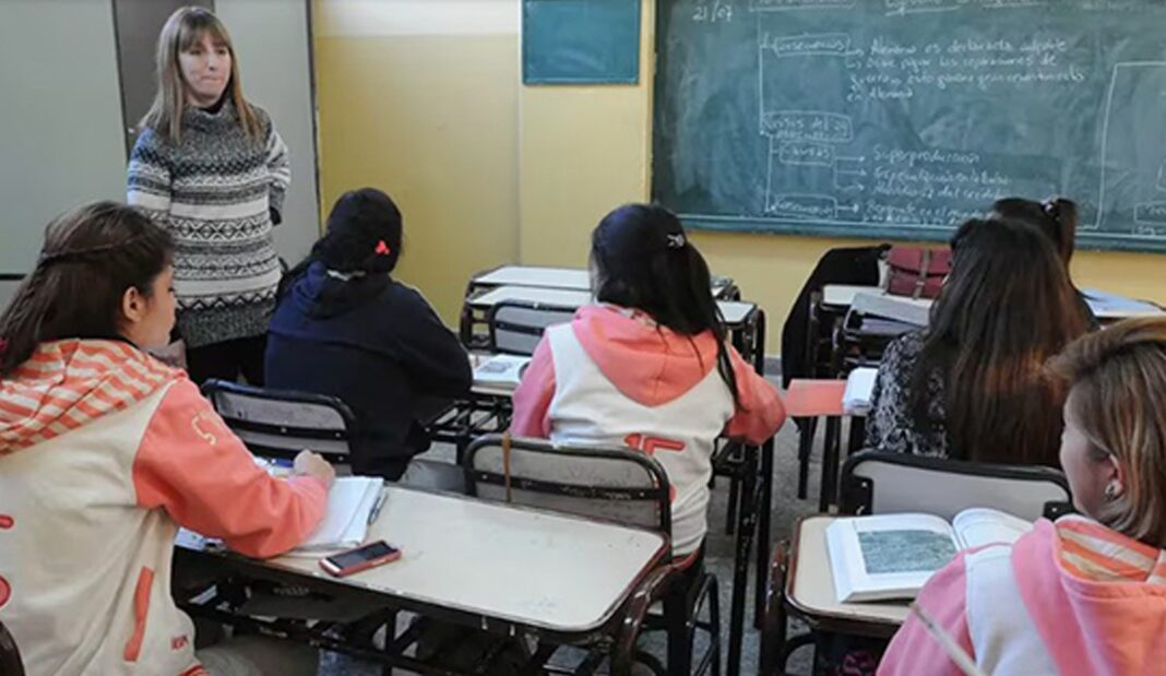 El senador Marcelo Daletto impulsa la creación de un nuevo organismo provincial para medir el nivel educativo de las secundarias bonaerenses.