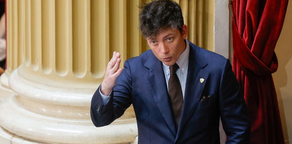 El "asesor estrella" de la administración libertaria, Santiago Caputo figura como monotributista contratado de manera externa por el Gobierno nacional