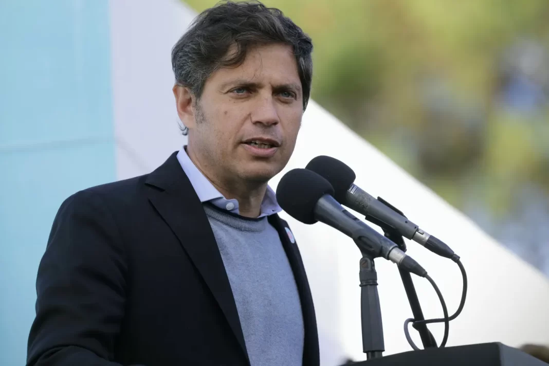 El gobernador bonaerense, Axel Kicillof, cruzó este lunes al presidente Javier Milei, a quien acusó de boicotear la instalación de la planta de GNL en el país, “movido por el odio”.