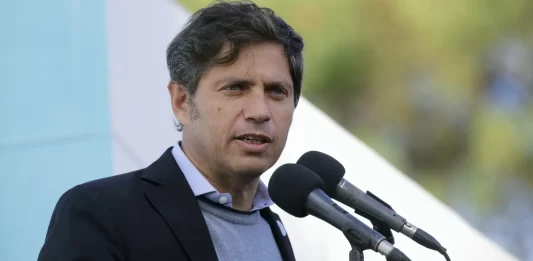 El gobernador bonaerense, Axel Kicillof, cruzó este lunes al presidente Javier Milei, a quien acusó de boicotear la instalación de la planta de GNL en el país, “movido por el odio”.