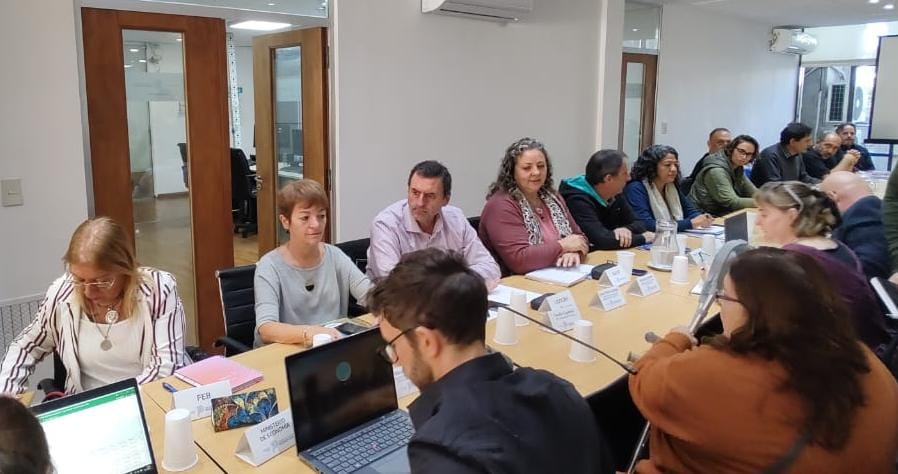 Docentes y estatales bonaerenses reclaman un aumento que permita recuperar el poder adquisitivo.