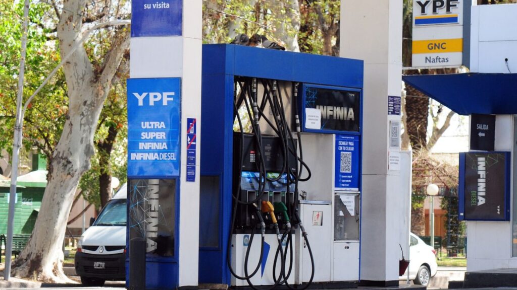 El presidente de YPF ratificó que desde el 1° de mayo habrá una reducción promedio del 4% en los precios de los combustibles en todo el país.