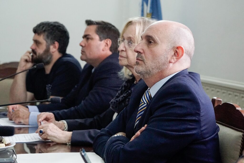 La Junta Electoral arribó a la Legislatura bonaerense junto a integrantes del Ejecutivo para terminar de definir los plazos electorales.