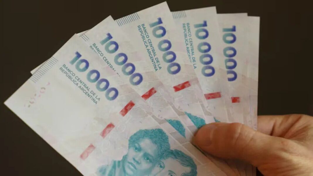 Según el INDEC, los salarios en promedio crecieron 3,8% en febrero. Sin embargo, el sector privado registrado quedó por debajo de la inflación.