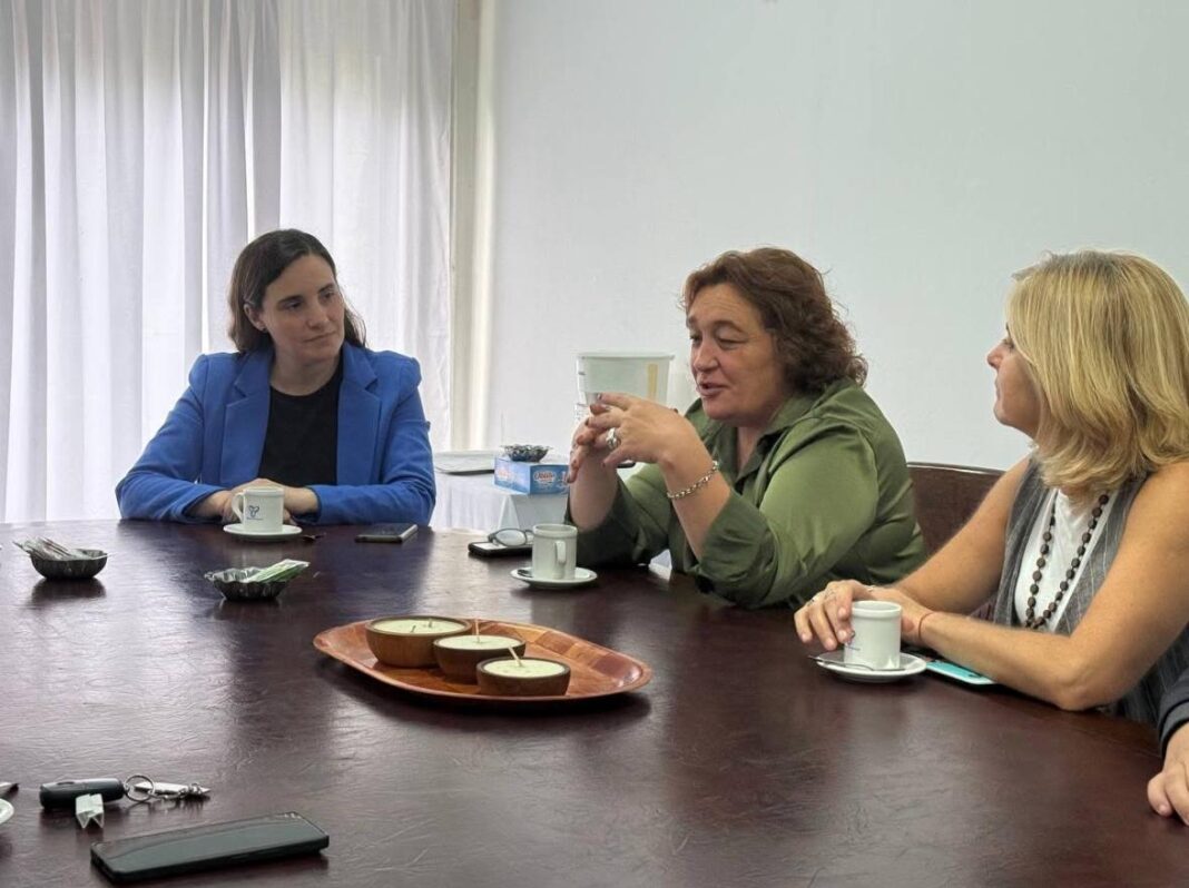 La senadora bonaerense, Eugenia Gil, recorrió la Cuarta Sección Electoral donde charló con los vecinos sobre obras hidráulicas, infraestructura vial y situación habitacional.