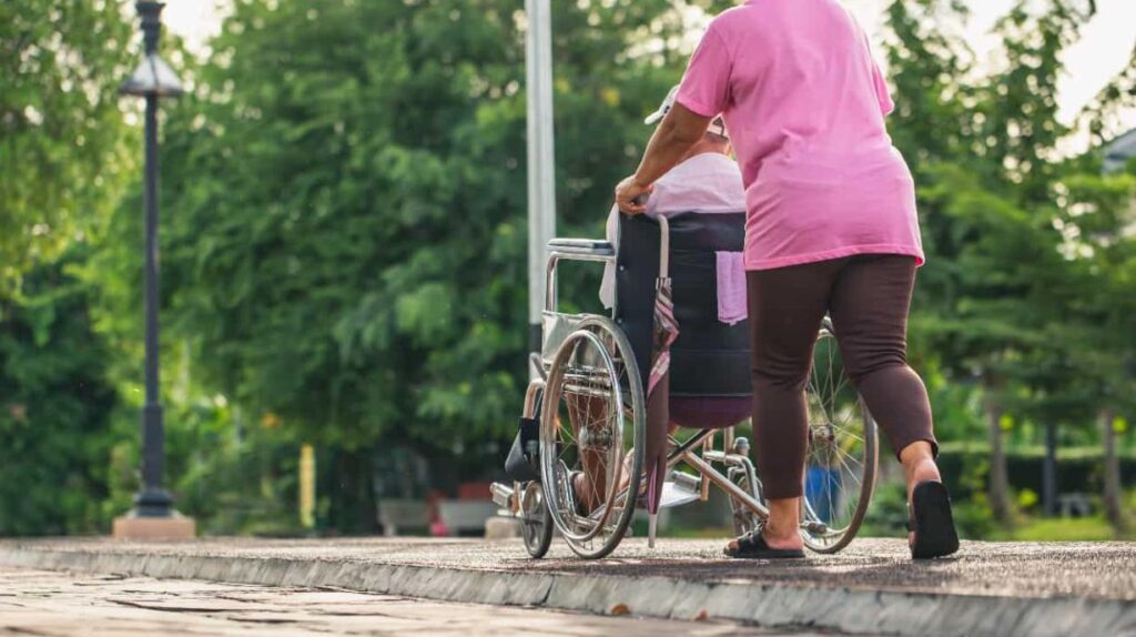 El proyecto incluye un capítulo dedicado al acompañamiento emocional y establece el acceso prioritario a atención psicológica en hospitales y centros de salud públicos para mujeres cuidadoras.