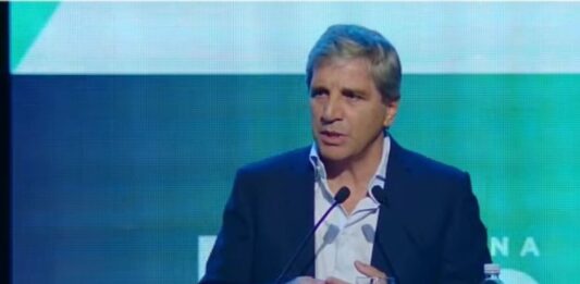 El ministro de Economía de la Nación, Luis Caputo, lanzó una advertencia pública al sector automotor.
