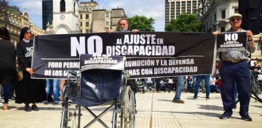 Organizaciones de personas con discapacidad se movilizan al Congreso para presionar a los diputados a aprobar la emergencia en el área.