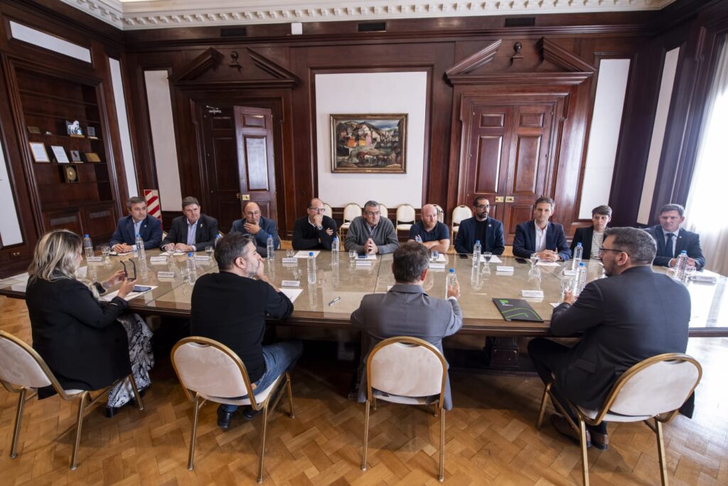 El intendente de Tordillo y otros siete jefes comunales suscribieron los contratos de leasing.