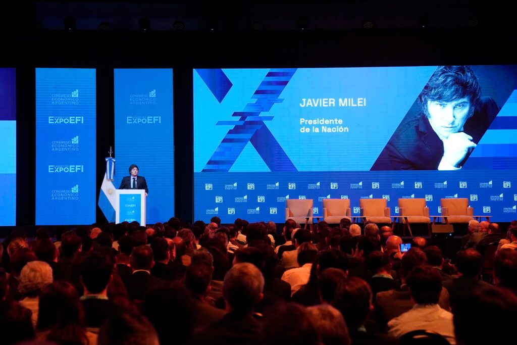 El presidente Javier Milei afirmó que la inflación se terminará a mitad del año que viene.