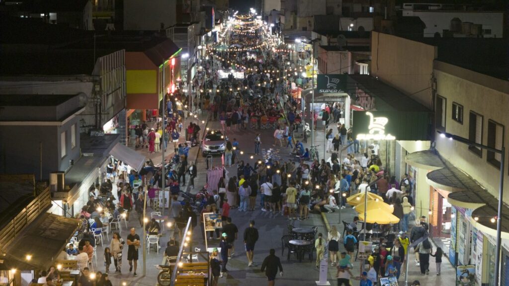 Las ferias funcionan los fines de semana y feriados, con horarios adaptados al invierno.