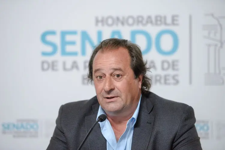 El senador bonaerense Gustavo Soos argumentó los cambios a la ley de reelecciones indefinidas, con las Constituciones nacional y provincial en la mano. “No hay que dejar que esto se resuelva en tribunales”, advirtió.