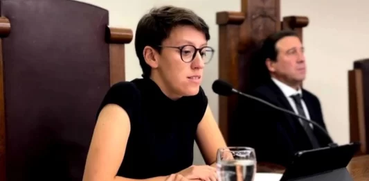 La intendenta radical de Gonzales Chaves, Lucía Gómez, denunció que su antecesor peronista está detrás de un “paro político” en su contra.