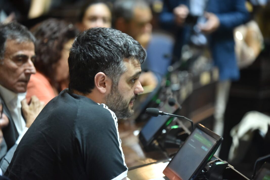 La interna del peronismo bonaerense sumó un nuevo capítulo con declaraciones cruzadas entre Facundo Tignanelli y Andrés “Cuervo” Larroque.