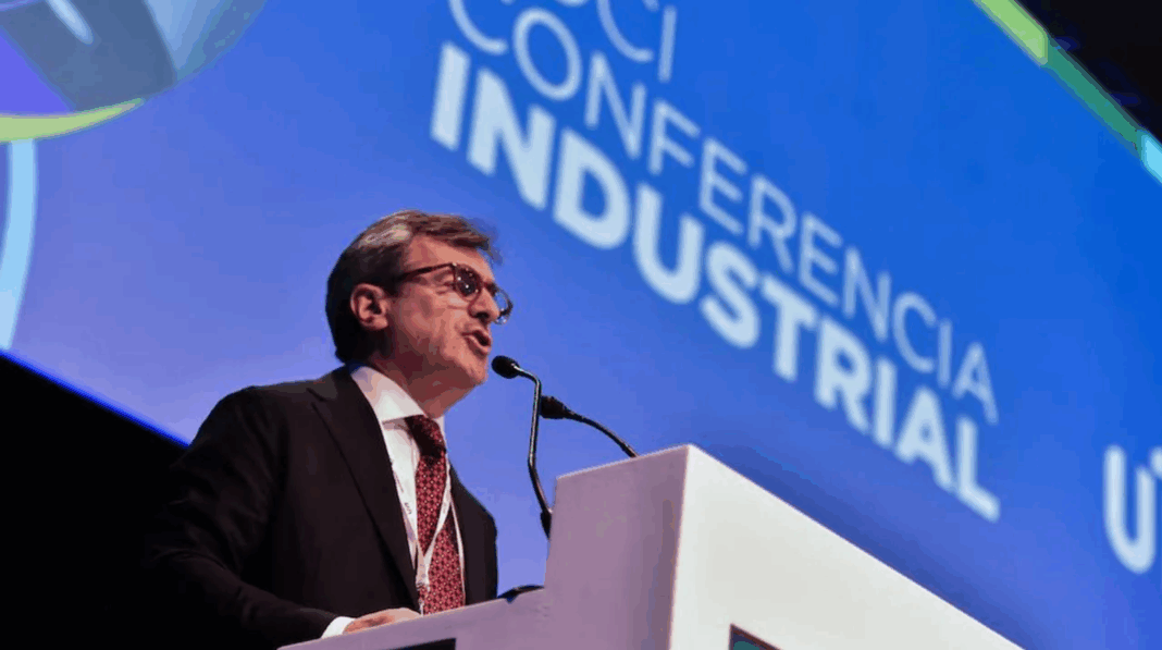 El nuevo presidente de la UIA, Martín Rappallini, insistió en la necesidad de una reforma laboral y una baja de impuestos.