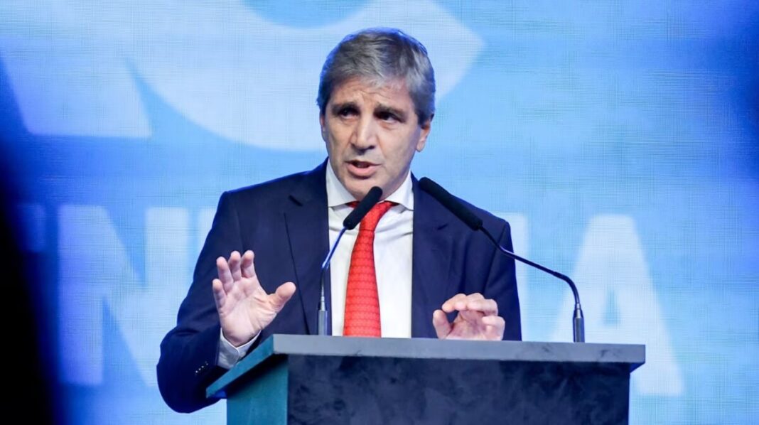 El ministro de Economía, Luis Caputo, volvió a instar a los ahorristas a que usen sus dólares. “Tenerlos en el colchón es un mal negocio”, afirmó.