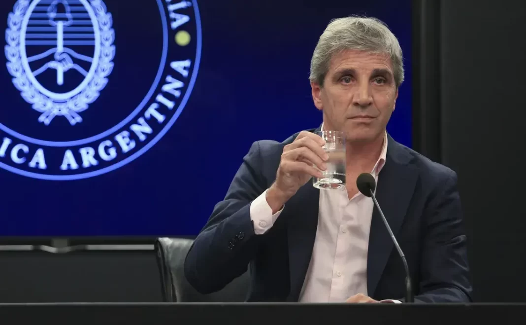 El ministro de Economía, Luis Caputo, defendió los nuevos controles cambiarios y rechazó que la medida se trate de un nuevo cepo. “La gente puede seguir comprando dólares”, afirmó.