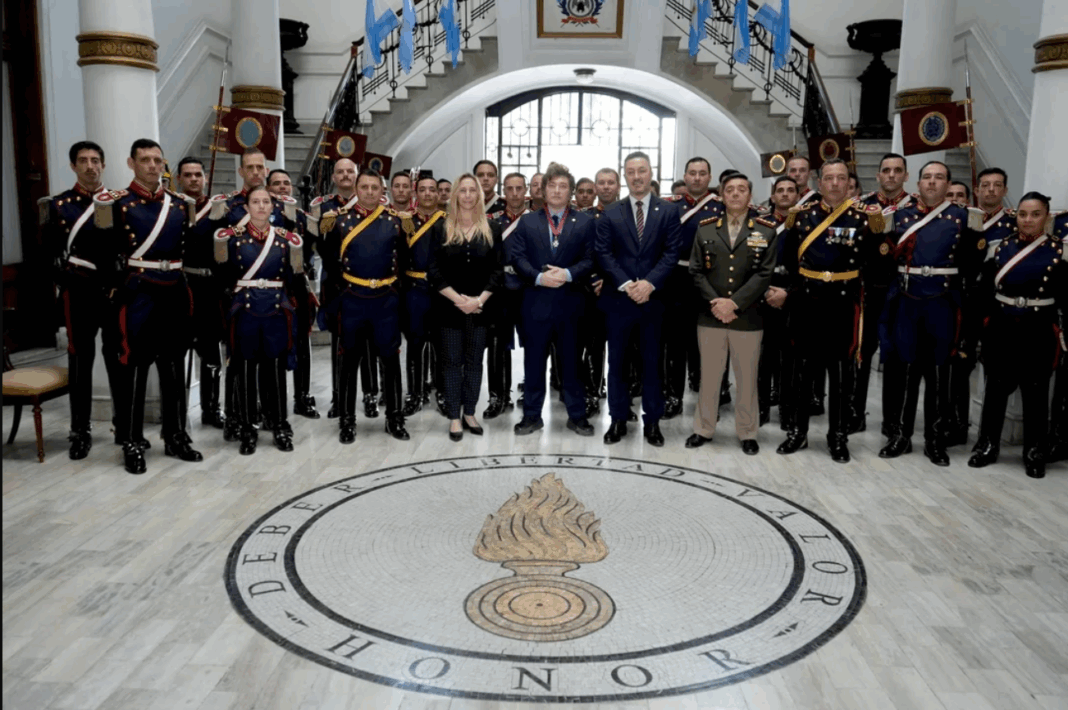 Milei fue distinguido por el Regimiento de Granaderos a Caballo, en la antesala de una agenda enfocada en la campaña de Manuel Adorni.