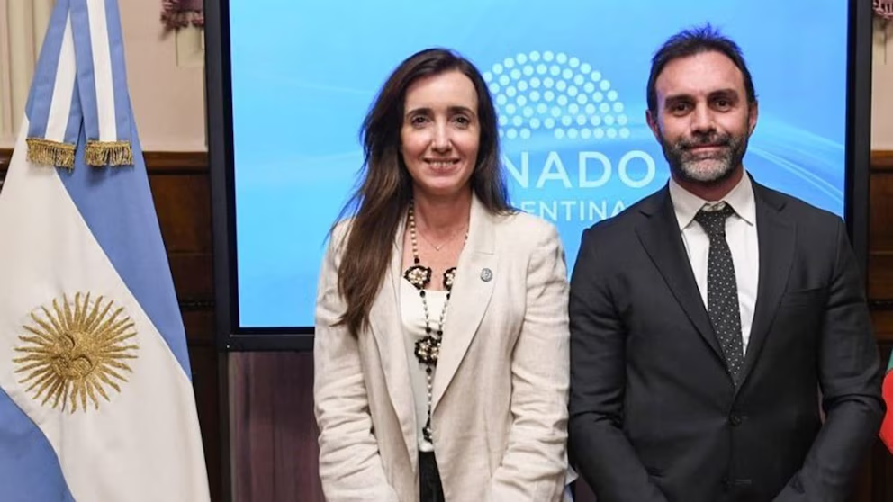 La vicepresidenta Victoria Villarruel junto al presidente de La Libertad Avanza en el Senado, Ezequiel Atauche.