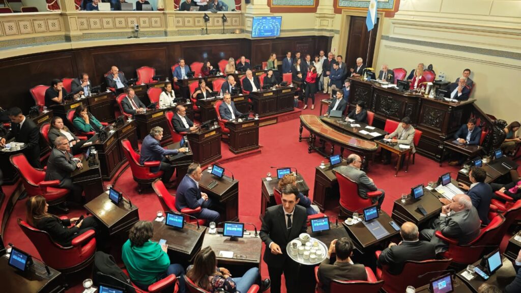 La oposición presentó nuevamente en el Senado un pedido de interpelación al ministro Javier Alonso.