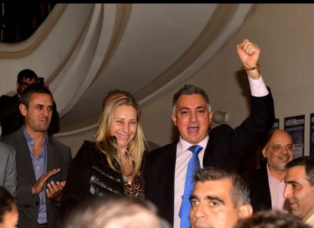 El armador bonaerense de LLA, Sebastián Pareja, junto a la secretaria general de la Presidencia, Karina Milei.