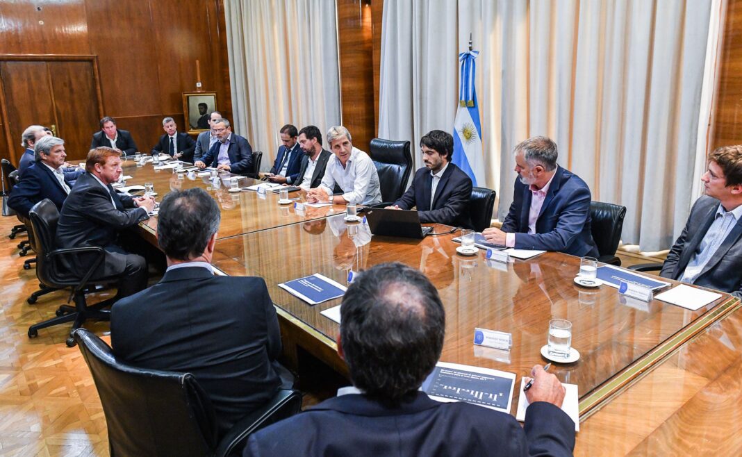 El ministro de Economía, Luis Caputo, encabezó este martes una reunión con supermercadistas, en medio de las presiones por la suba de alimentos.