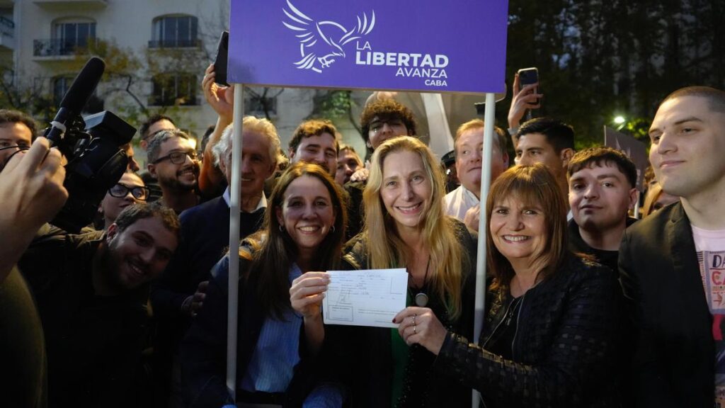 La afiliación de Patricia Bullrich a La Libertad Avanza despertó críticas desde distintos sectores políticos, especialmente del PRO, partido que presidió durante el 2023. 