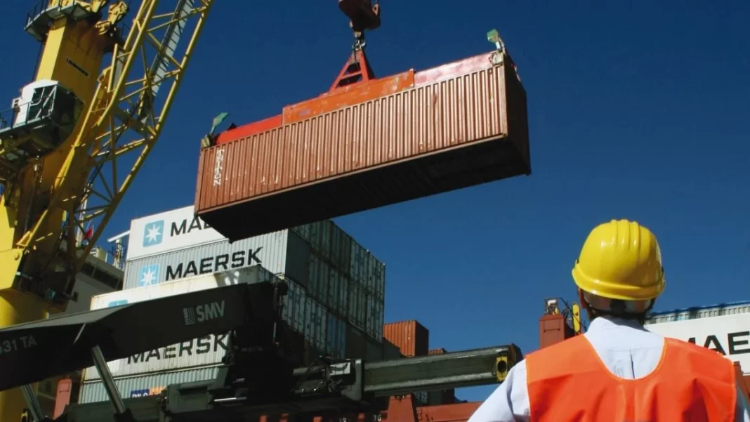 El Gobierno eliminó retenciones para el 88% de los productos industriales exportables y alivió la carga fiscal sobre más de 4.400 posiciones arancelarias.
