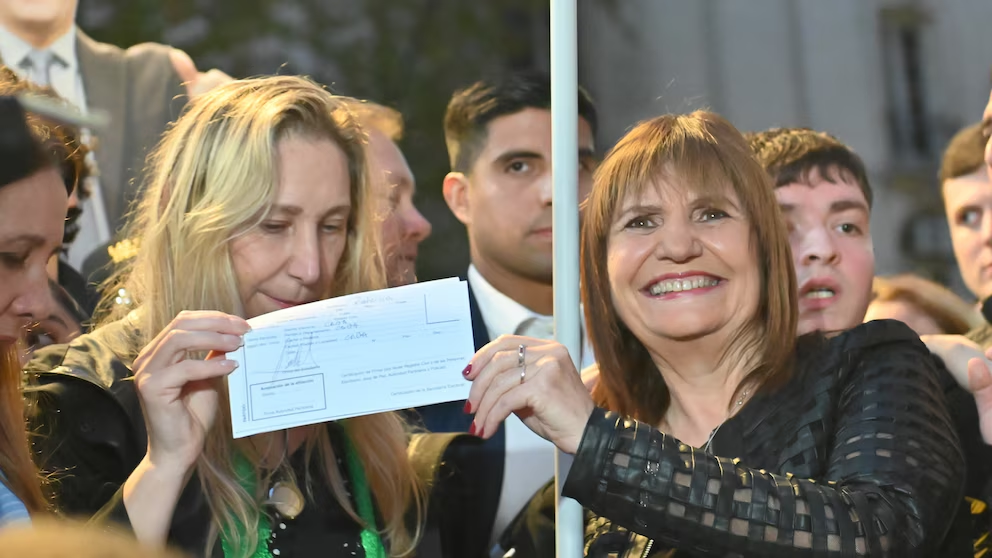 La ministra de Seguridad, Patricia Bullrich, mostrando su afiliación a La Libertad Avanza.
