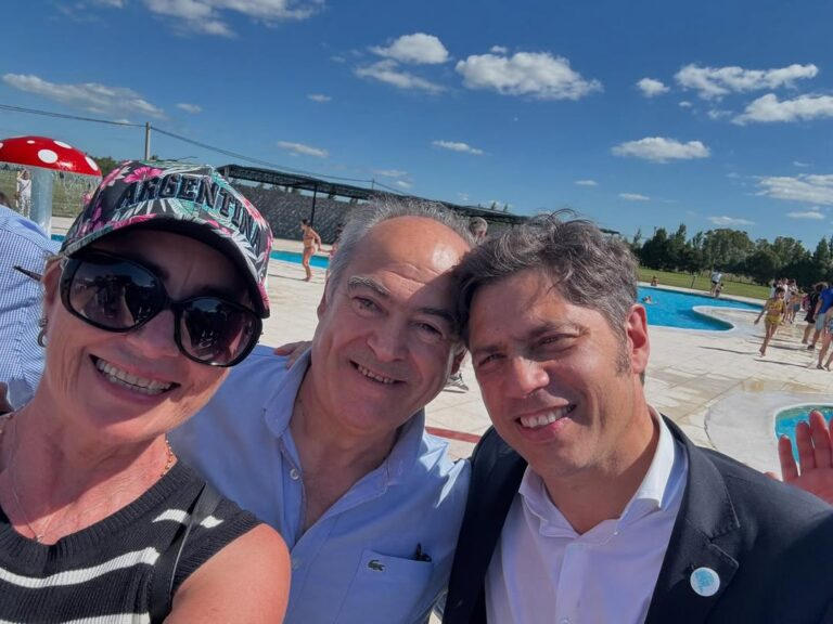 El gobernador Axel Kicillof junto con el intendente de Tapalqué, Gustavo Cocconi.