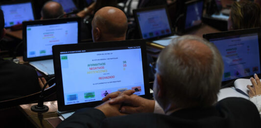 El oficialismo no logró la mayoría absoluta en el Senado y quedó trunco el proyecto de Ficha Limpia, que podrá volver a ser tratado recién en 2026.