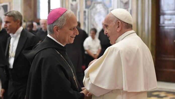 El nuevo papa León XIV cuando era cardenal junto al papa Francisco.