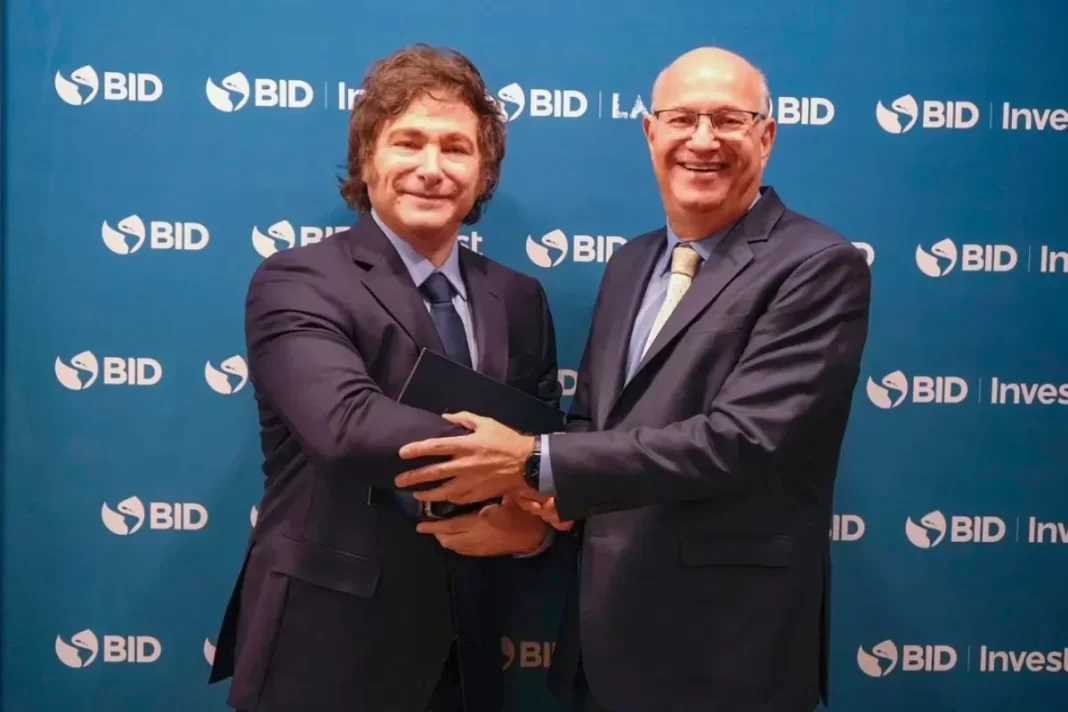 El gobierno de Javier Milei firmó un nuevo préstamo por USD 500 millones con el BID, el programa tiene por objetivo apoyar a la estabilidad macroeconómica del país.