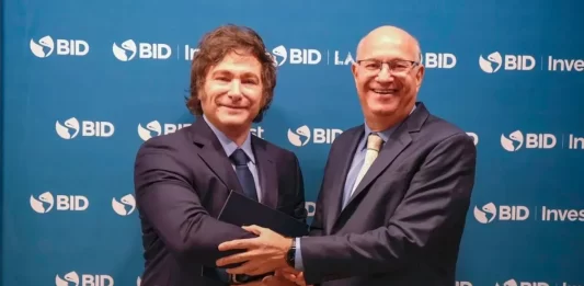 El gobierno de Javier Milei firmó un nuevo préstamo por USD 500 millones con el BID, el programa tiene por objetivo apoyar a la estabilidad macroeconómica del país.