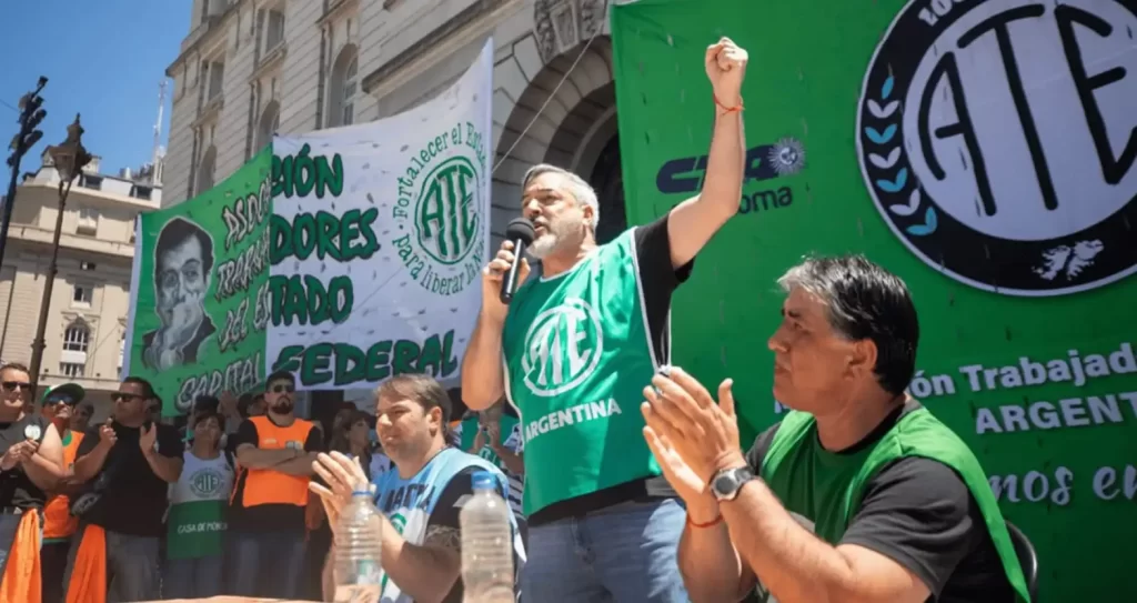 Aguiar cuestionó la definición del Gobierno nacional, que otorgará "beneficios" a los funcionarios que despidan empleados de la administración pública. 