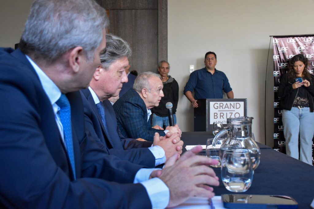 El diputado Gustavo Cuervo y el senador Carlos Kikuchi evidenciaron las diferencias de los libertarios dialoguistas respecto al proyecto de reelecciones indefinidas.