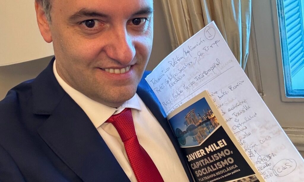 Manuel Adorni es el candidato a Javier Milei en las elecciones porteñas.