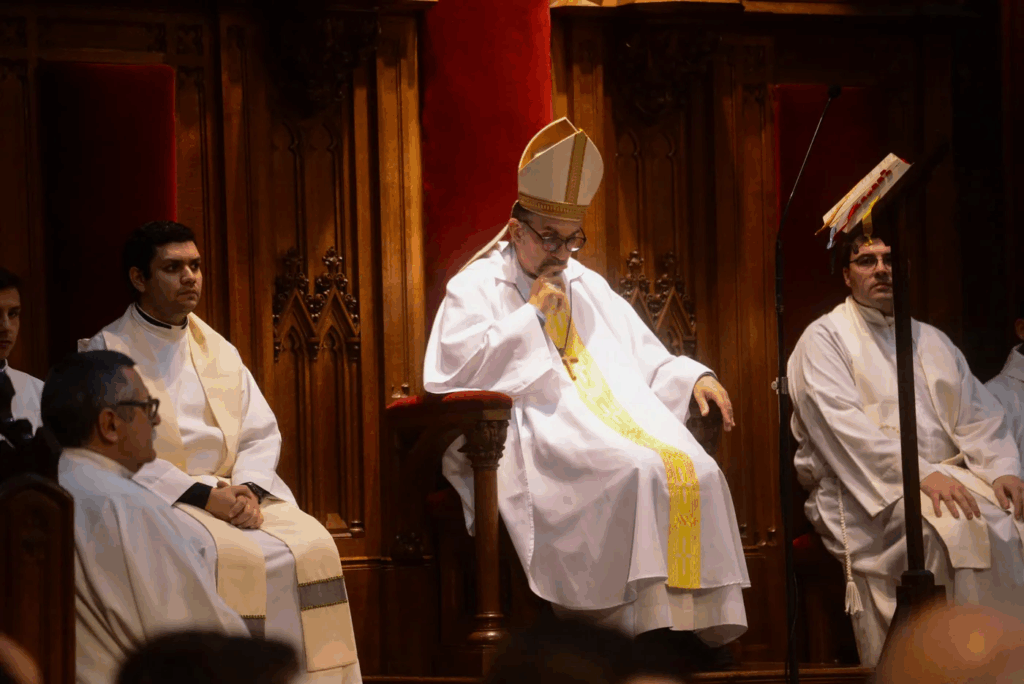 El arzobispo de La Plata, Gustavo Carrera, encabeza este domingo una misa por el nuevo papa León XIV. 