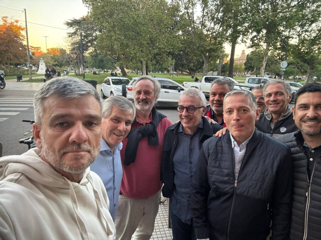 En pleno reordenamiento del mapa peronista, el senador bonaerense del bloque Derecha Popular, Joaquín de la Torre, reapareció este fin de semana en Chivilcoy.