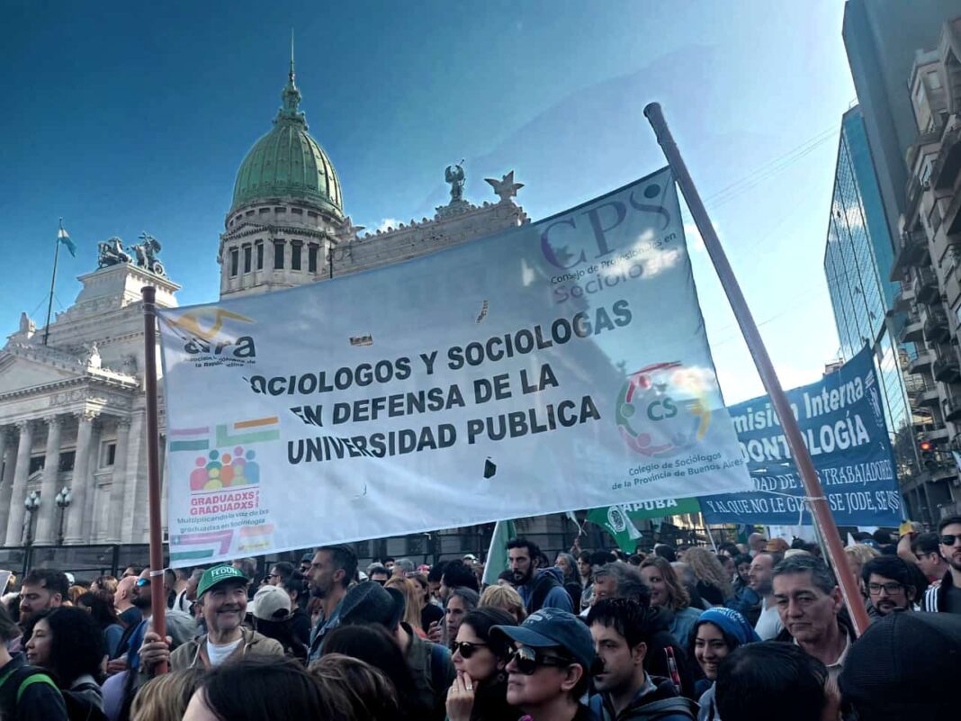 Las entidades de sociología rechazaron con dureza la iniciativa libertaria que propone eliminar el financiamiento de los Colegios profesionales.
