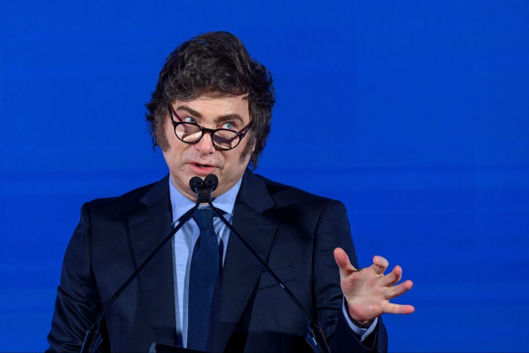 Milei acusó a Cristina Kirchner y a Mauricio Macri de pactar para frenar la Ley de Ficha Limpia y perjudicarlo en las elecciones porteñas.